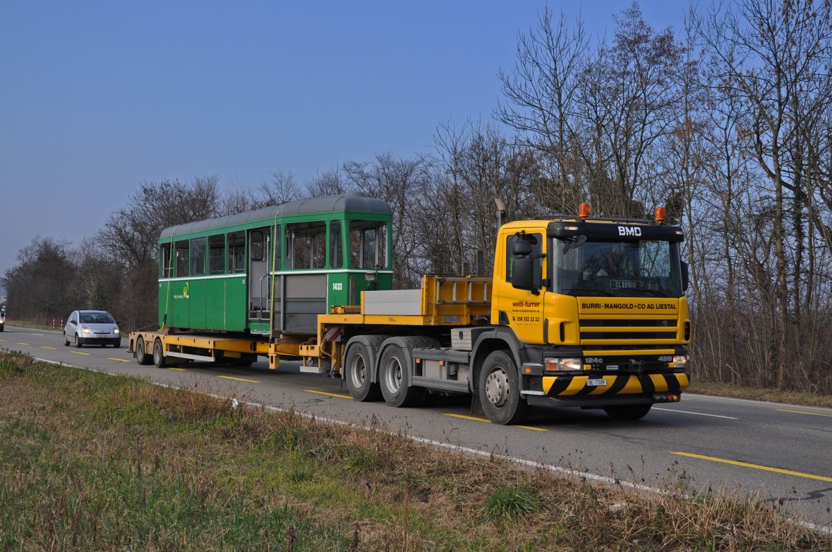 Ende Oktober hatte der B 1433 eine schwere Kollision mit einem Linien Bus an der Schifflände. Am 31.01.2014 wird er zur Firma Thommen zum Abbruch gefahren. Hier fährt der Transport auf der Rheinstrasse Richtung Kaiseraugst.