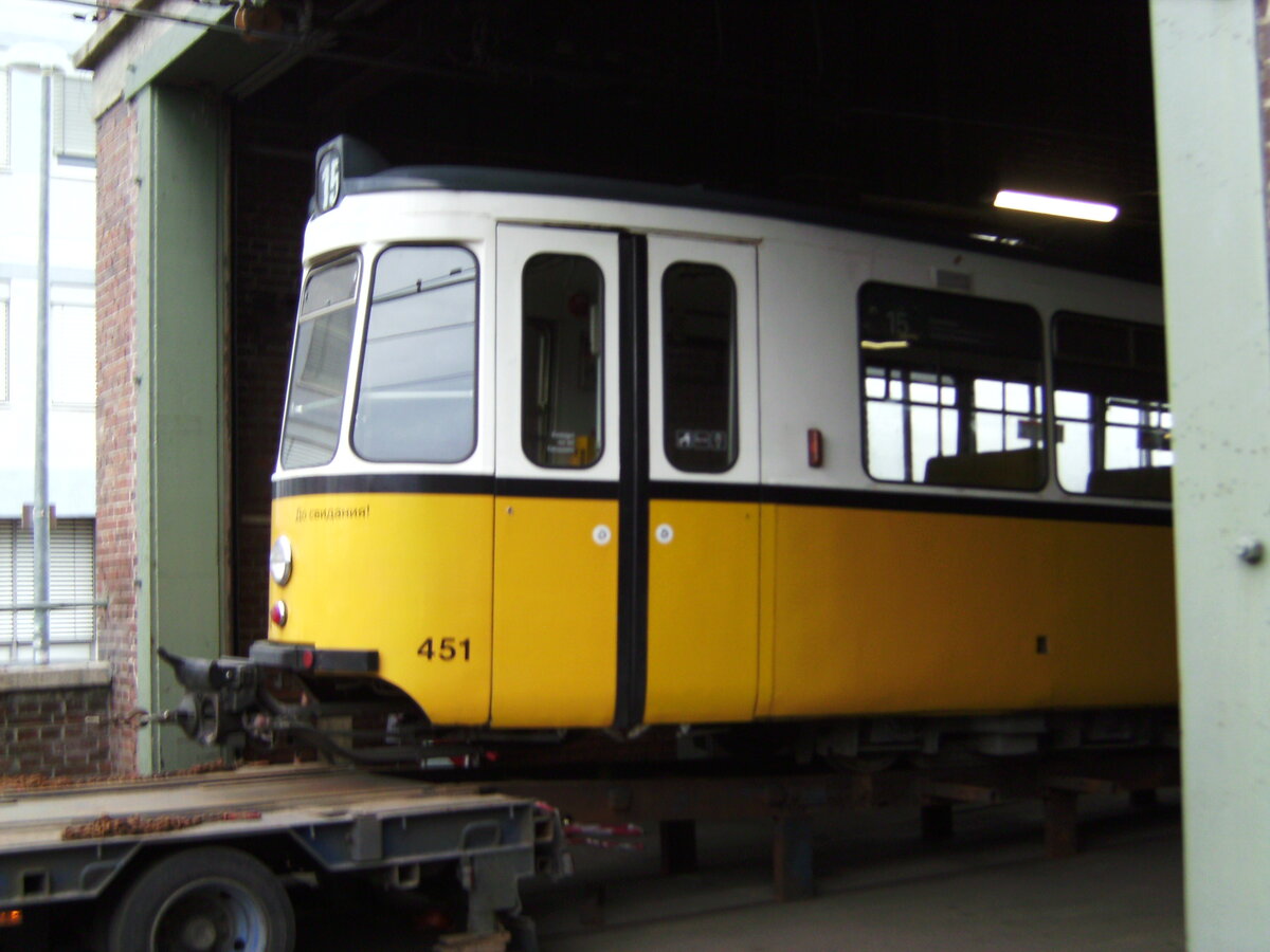 Endgültiger Abschied vom GT4 der SSB.
Hier: Verladung des GT4 451 auf einen Schwertransporter im Depot Bad Cannstatt.