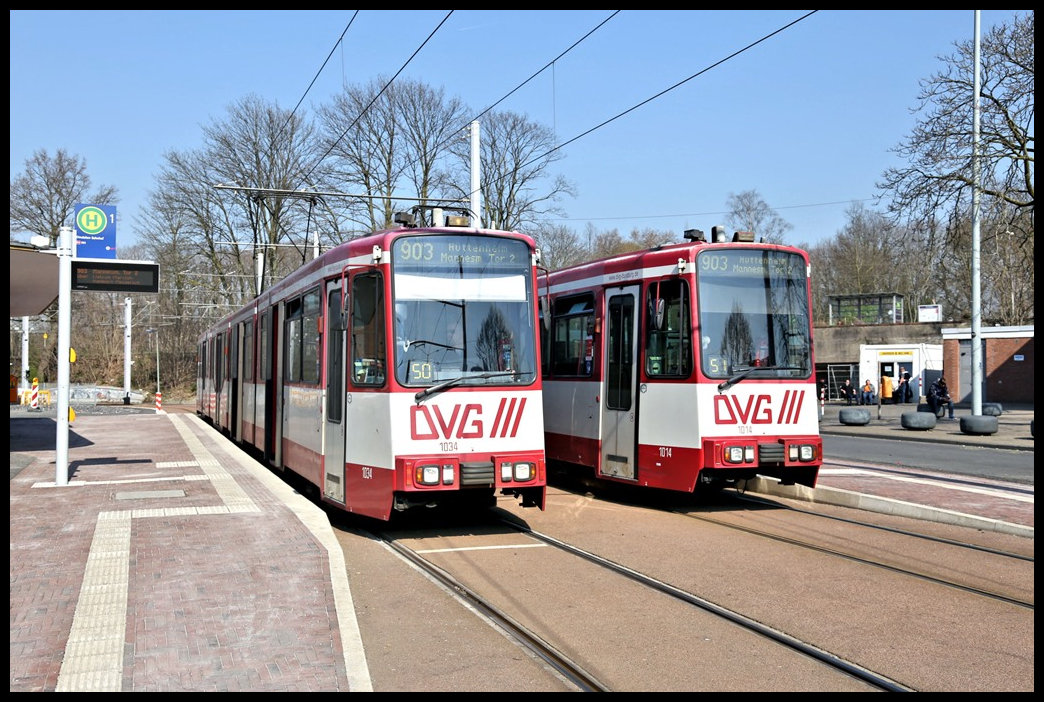 Endhaltestelle der DVG in Dinslaken am Bahnhof. Am 23.3.2022 begegneten sich um 11.35 Uhr die Tram 1014 und 1034 der Linie 903. 