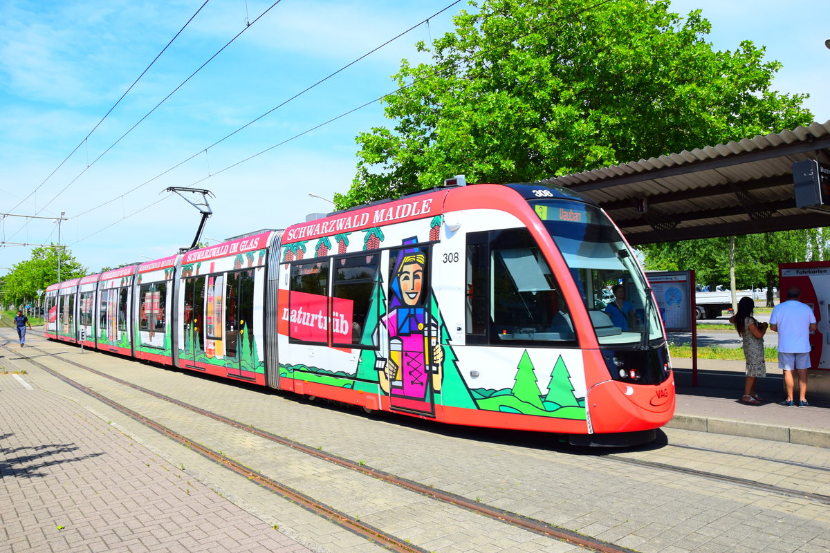 Endhaltestelle Munzinger Straße - Straßenbahn CAF Urbos 308 bereitet die Abfahrt in Richtung Vauban vor