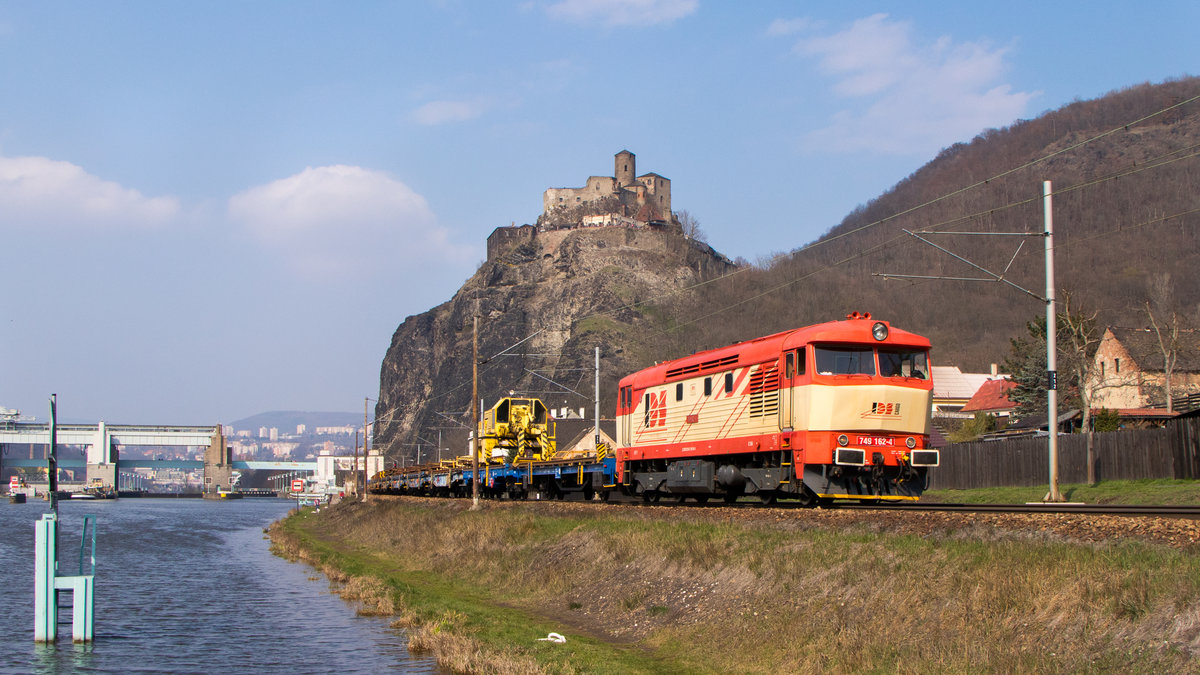 ENDLICH!!! Am 31. März 2019 war es ENDLICH so weit! Die IDS-Maschine 749 162-4 konnte bei bestem Licht mit einem Bauzug vor der Ruine Schreckenstein (Usti nad Labem), fototechnisch festgehalten werden. 