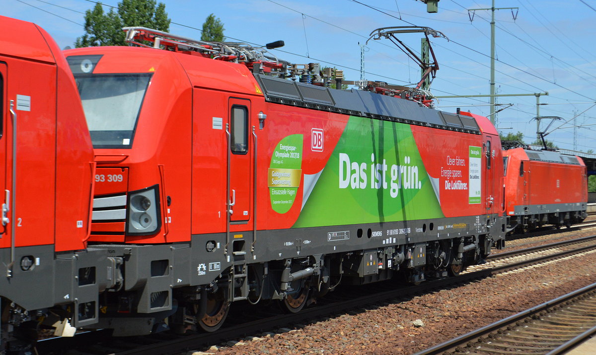 Endlich auch mal vorne, die DB Vectron mit Werbefolie  Das ist grün  193 309 [NVR-Number: 91 80 6193 309-2 D-DB] in Doppeltraktion vor 193 319 mit Erzzug bei der Durchfahrt Bf. Flughafen Berlin-Schönefeld am 12.06.18
