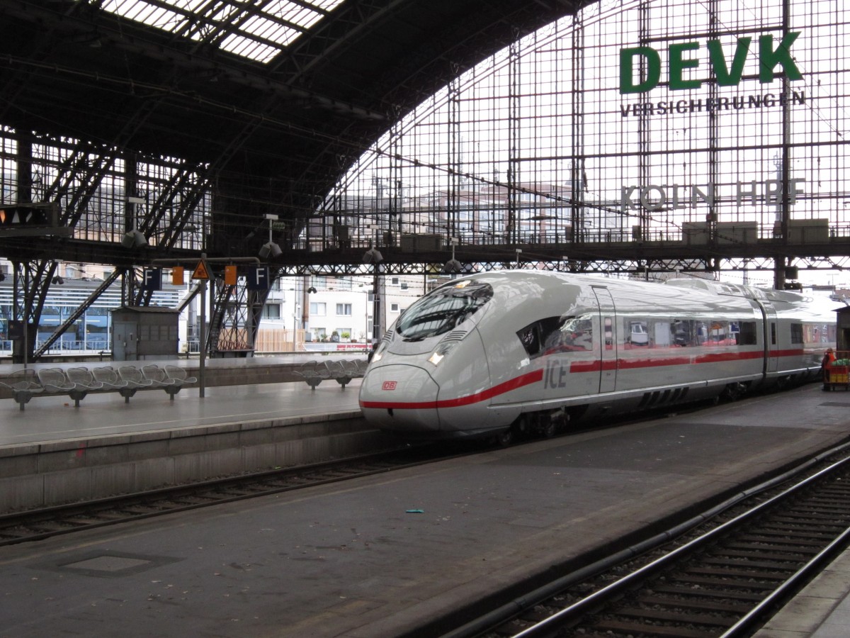 Endlich da: 407 013 im Planeinsatz als ICE 827 nach Frankfurt a. M. bei der Bereitstellung in Köln Hbf am 28.12.2013.