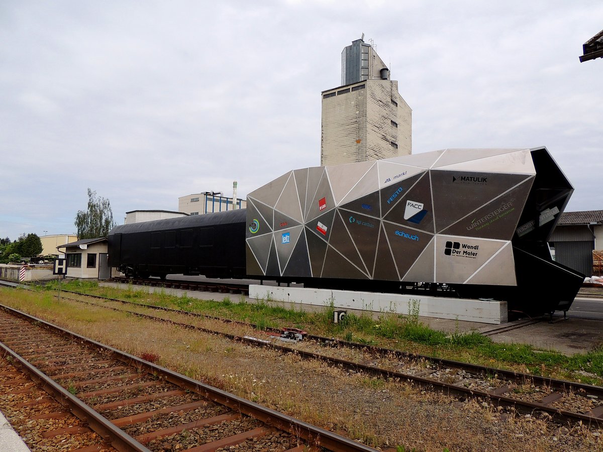 Endlich fertig und mit neuem  Outfit  versehen der ex WRmz 73 81 88-95 001-3
als Technik am Zug der HTL-Ried; 200530