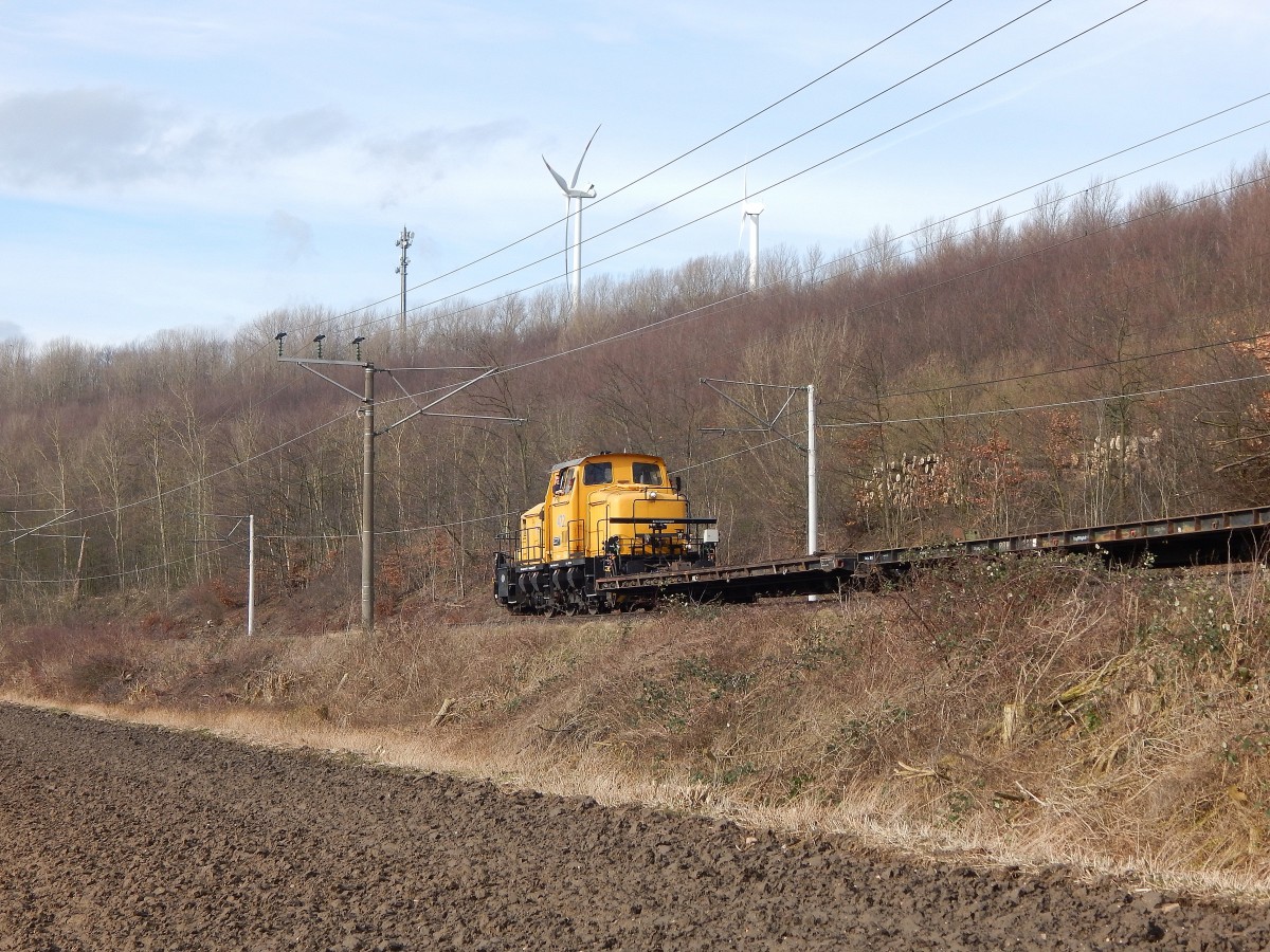 Endlich gabs es heute mal einen sonnigen Tag den ich nutzte um heute mal die RWE Bahn zu fotografieren. Kurz nach Ankuft am Fotostandort kam die Deutz MG350C RWE Lok 472 mit 2 Flachwagen durch Allrath gefahren.

Allrath 06.02.2016