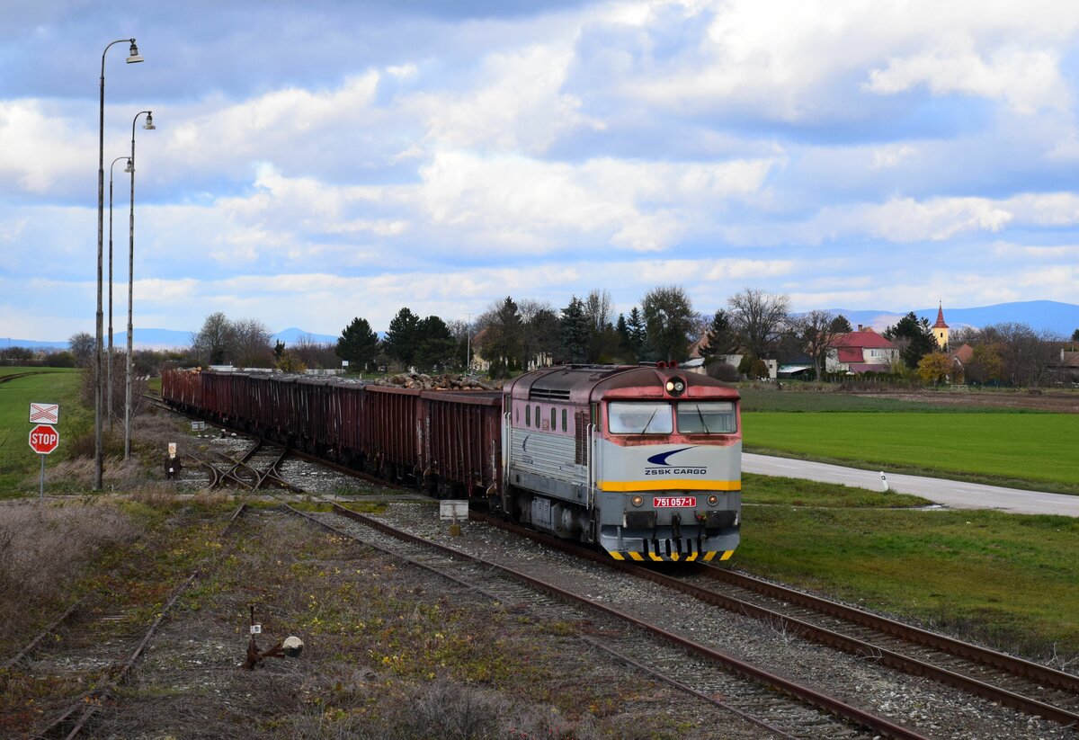 Endlich geschafft! Nach mehreren Jahren gelang es mir endlich, den Verschubgüterzug aus Zlaté Moravce zu fotografieren. Die Sonne schien nicht, aber ich habe mich trotzdem sehr darüber gefreut.
Die 751 057 ist mit dem Verschubgüterzug in Richtung Nové Zámky durch den Hst. Malá Maňa.
25.11.2023.
