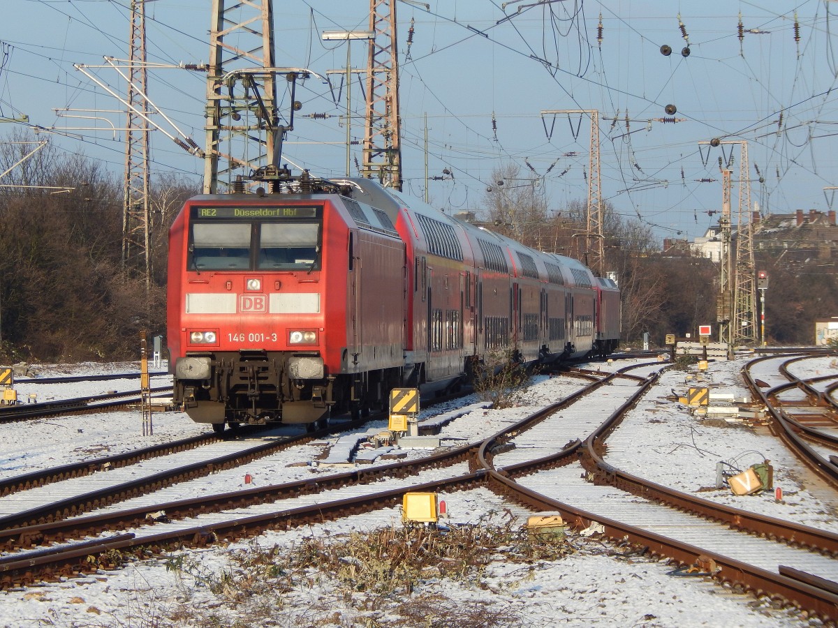 Endlich gibts im Ruhrgebiet wieder Schnee. Hier fährt gerade der RE2 nach Düsseldorf als Sandwich in den Duisburger Hbf ein. Zuglok ist die 146 001-3, Schublok ist die 146 029-4. 

Duisburg 28.12.2014