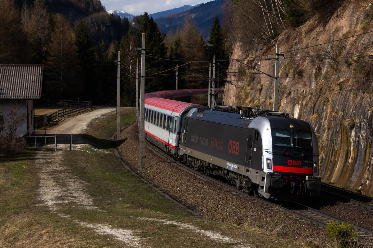 Endlich hab ich sie auch erwischen können die Weltrekordlok 1216 025 bei Gries am Brenner. 14.4.22