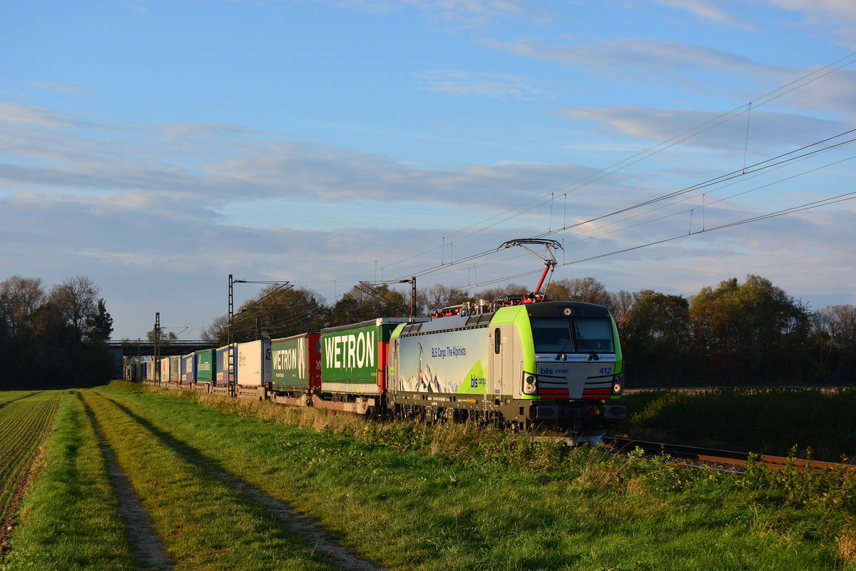 Endlich habe ich ihn. Nach sehr langer Zeit fuhr mir endlich der Cargo Beamer im besten Licht vor die Linse. Er fuhr mit 475 412 als Zuglok als 43538 Kaldenkirchen - Domodossola durch Bornheim.

Bornheim 04.11.2017