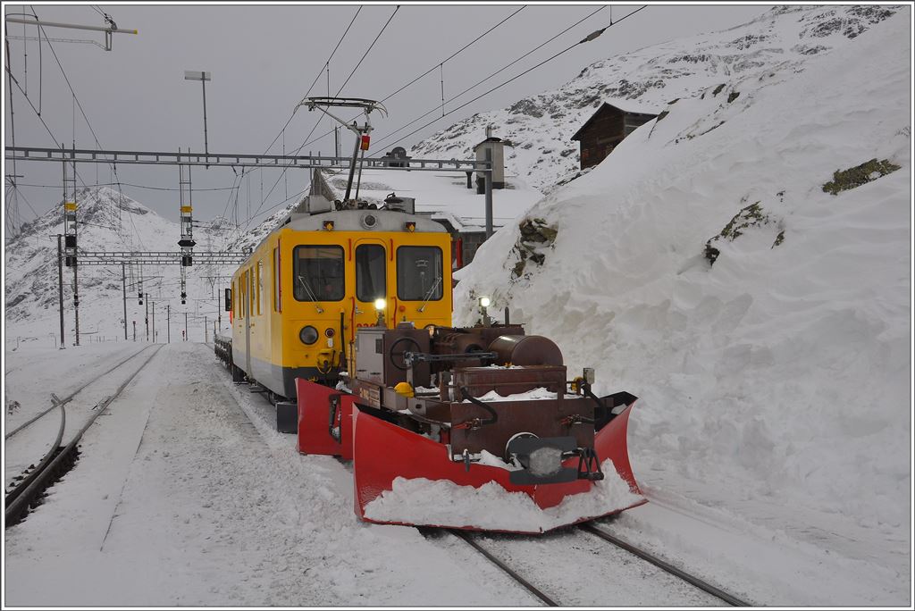 Endlich hat es etwas Schnee gegeben auf dem Berninapass und der Spurpflug Xk9143 wird gegen die Schneeverwehungen entlang des Lago Bianco eingesetzt. (14.01.2016)