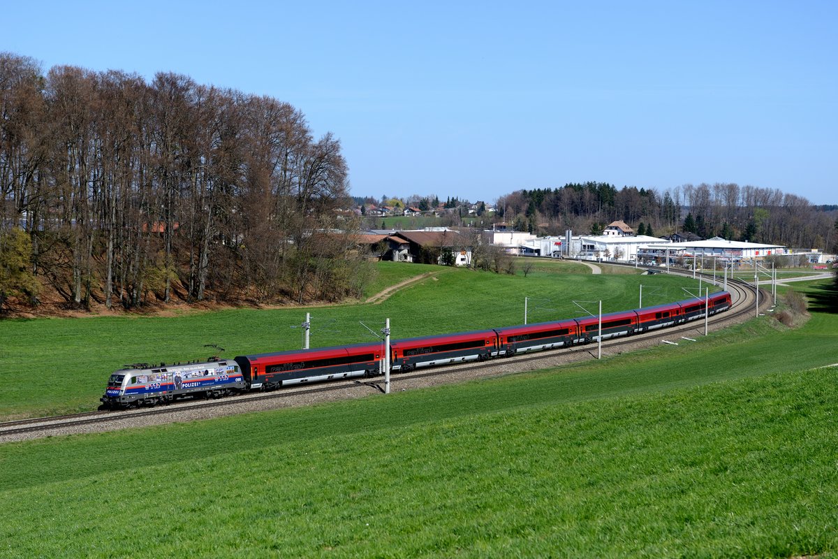 Endlich hat es mal geklappt: Bekam ich sonst die  Polizeilok  1116.250 nur als zweite Lok im Zugverband zu Gesicht, fuhr sie am 30. März 2014 mit dem RJ 862 von Wien Westbahnhof nach Innsbruck als Solo-Garnitur bei Axdorf durch.