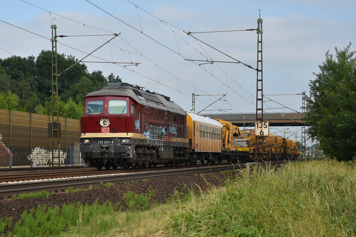 Endlich kam ich auch mal diese Schönheit vor die Linse. BR 232 223-8 der DB Bahnbau mit einem Bauzug unterwegs in Richtung Lüneburg. Leider durch Graffitis verunstaltet aber es war meine Erste. Höhe Bardowick, 05.06.2018.