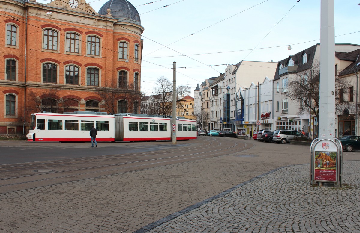 Endlich kam ich mal dazu, das von Horst Lüdicke aufgenommene Bild aus dem Jahr 1977 der Zwickauer Straßenbahn zu rekonstruieren. Hier fährt gerade ein GT6M auf dem Georgenplatz mit der Linie 4 zum Städtischen Klinikum. 21.12.2013

Link zum Bild aus dem Jahre 1977: http://www.bahnbilder.de/bild/deutschland~strassenbahn~zwickau/703220/tw-114-im-august-1977-in.html