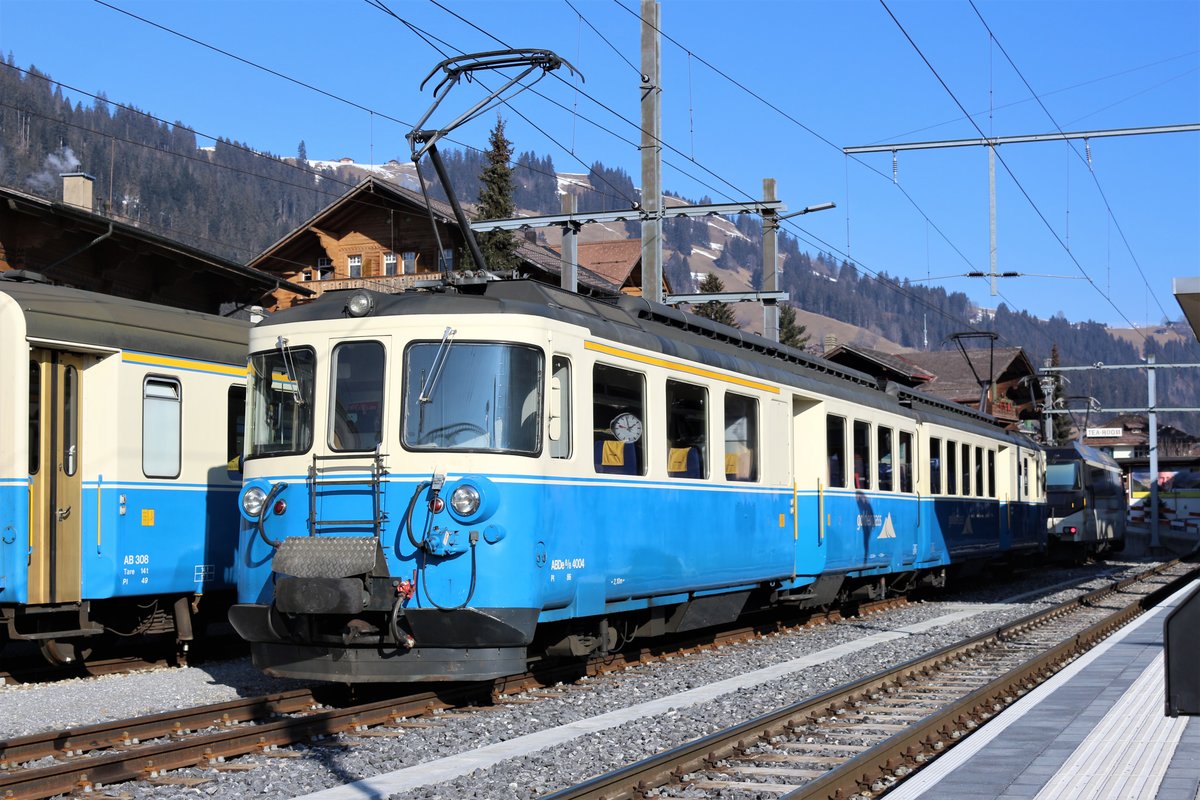 Endlich konnte auch ich zur MOB fahren ;-) ! 
Auf einem Abstellgleis im Bahnhof Zweisimmen zeigte sich bei bestem Licht die MOB ABDe 8/8 Nr. 4004  Fribourg  mit den beiden gehobenen Stromabnehmer.  Unter der Mittagssonne wartet die  Fribourg  auf seinen nächsten Plandientst.

Mittwoch, 28. Februar 2018