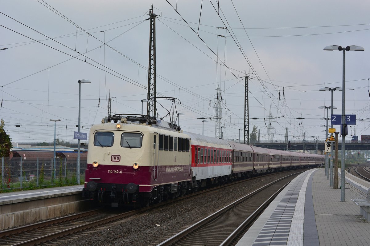 Endlich konnte ich die 110 169 auch mal erwischen. Hier durchfährt sie Hürth Kalscheuren gen Brühl weiter nach Stuttgart.

Hürth 23.09.2017