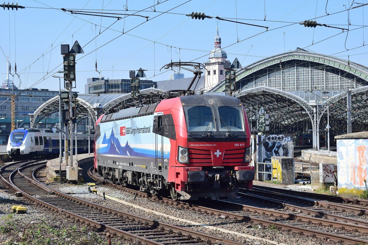 Endlich konnte ich heute mal einen roten SBB Vectron ablichten. 193 471 kam Lz von Köln Eifeltor durch Köln Hbf und weiter nach Gelsenkirchen Bismarkc gefahren.

Köln 23.03.2022