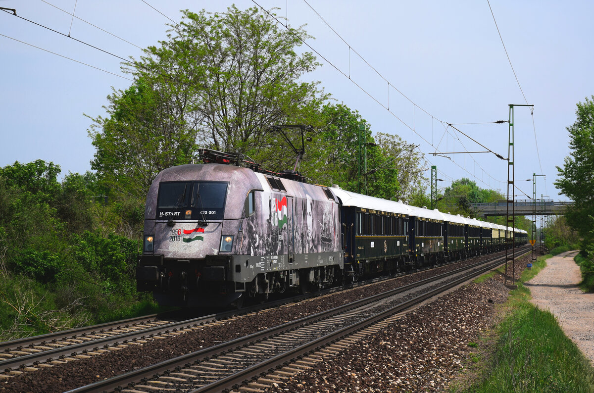 Endlich eine Lokomotive von MÁV-Start, die zum Zug passt: die 470 001 mit dem Orient Express in Richtung Österreich kurz nach Komárom.
07.05.2022.