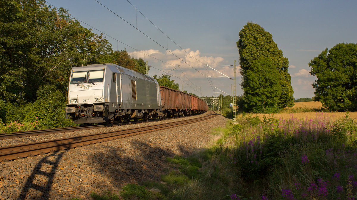 Endlich mal bei Sonne erwischte der Fotograf den Schrottzug mit 76 111 nach Cheb. Aufgenommen am 19. Juli 2017 in Syrau. 