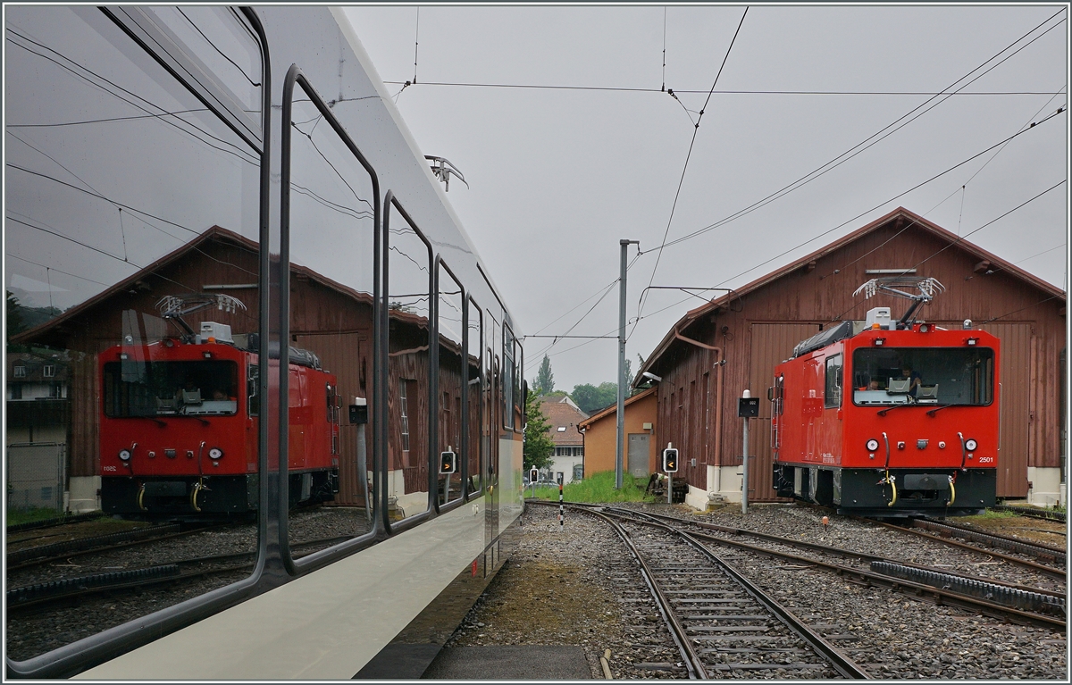 Endlich mit gehobenem Stromabnehmer: Der  Rote Klotz , die HGem 2/2 2501 in Blonay.
21. Juni 2016