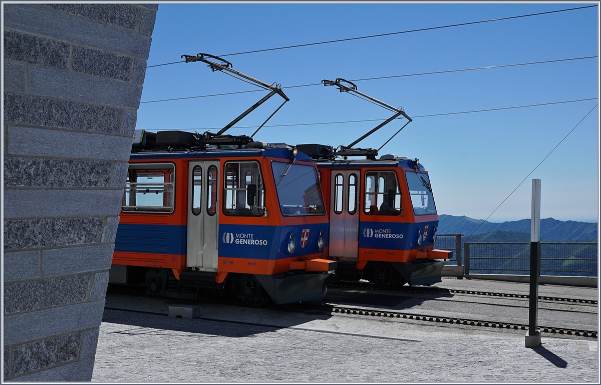 Endlich - nach drei Jahren Baustellen bedingtem Unterbruch fährt die Monte Generoso Bahn wieder!
Die beiden Bhe 4/8 N° 12 (Mendrisio) und N° 13 (Salornio) warten in Generoso Vetta auf die Abfahrt Richtung Capolago.
21. Mai 2017