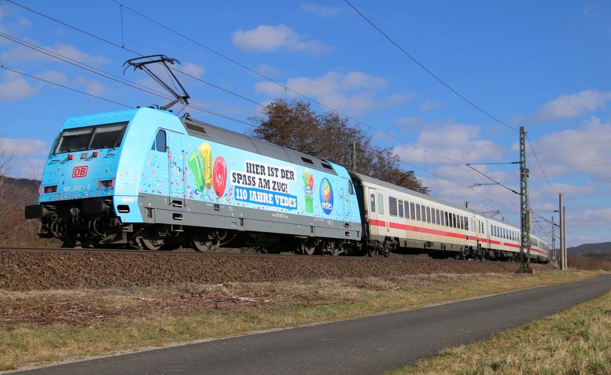 Endlich ist Spaß am Zug! 101 102-2, die neue Werbelok für 110 Jahre Vedes schiebt am 23.02.2014 den IC 2159 von Frankfurt nach Leipzig. Hier bei Herleshausen.