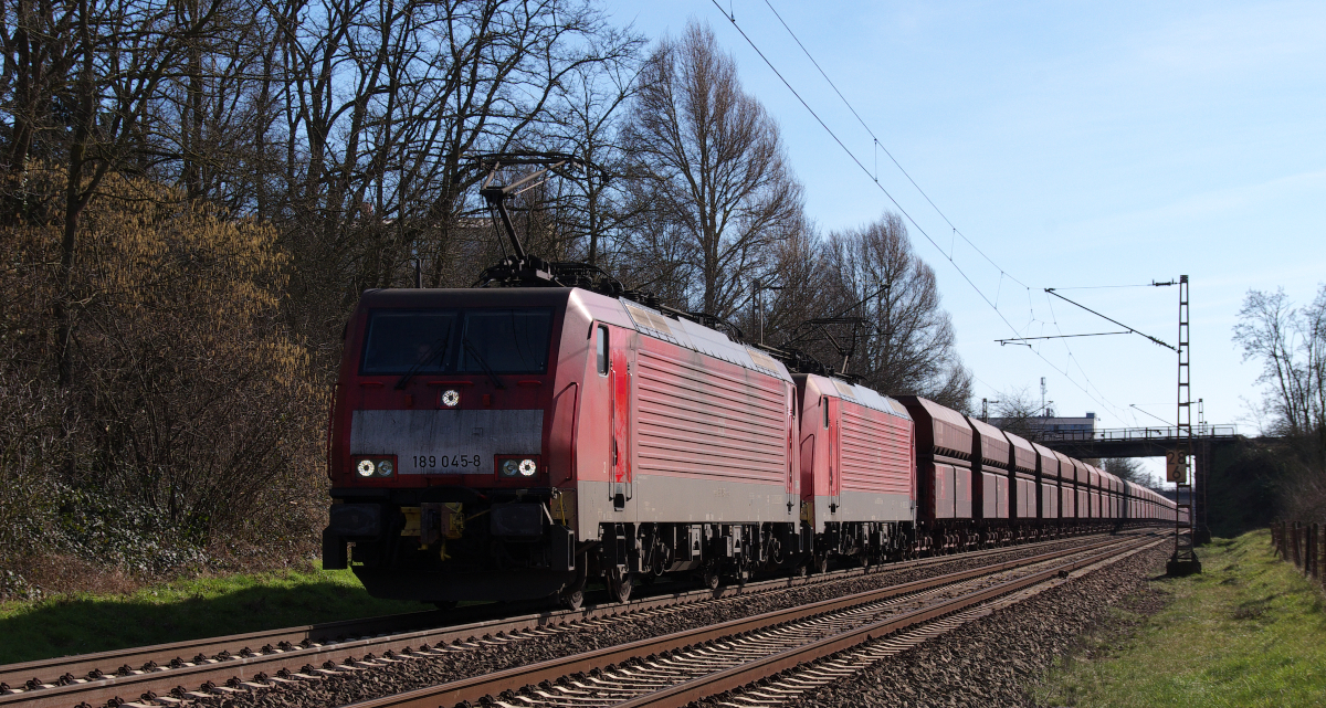 Endlich wieder Sonne......Ich war zwar immer noch etwas eingeschränkt, was meinen Fuß betrifft aber die Sonne lockte uns hinaus.
Wenn es mir wieder etwas besser geht werden wir auch wieder andere Standorte präsentieren, für Heute muß Dillingen reichen.
Das Erzpendel Dillingen/Hochofen - Rotterdam Maasvlakte macht sich mit 189 045 und 189 031 auf den Weg.
Bahnstrecke 3230 Dillingen/Saar am 24.02.2014