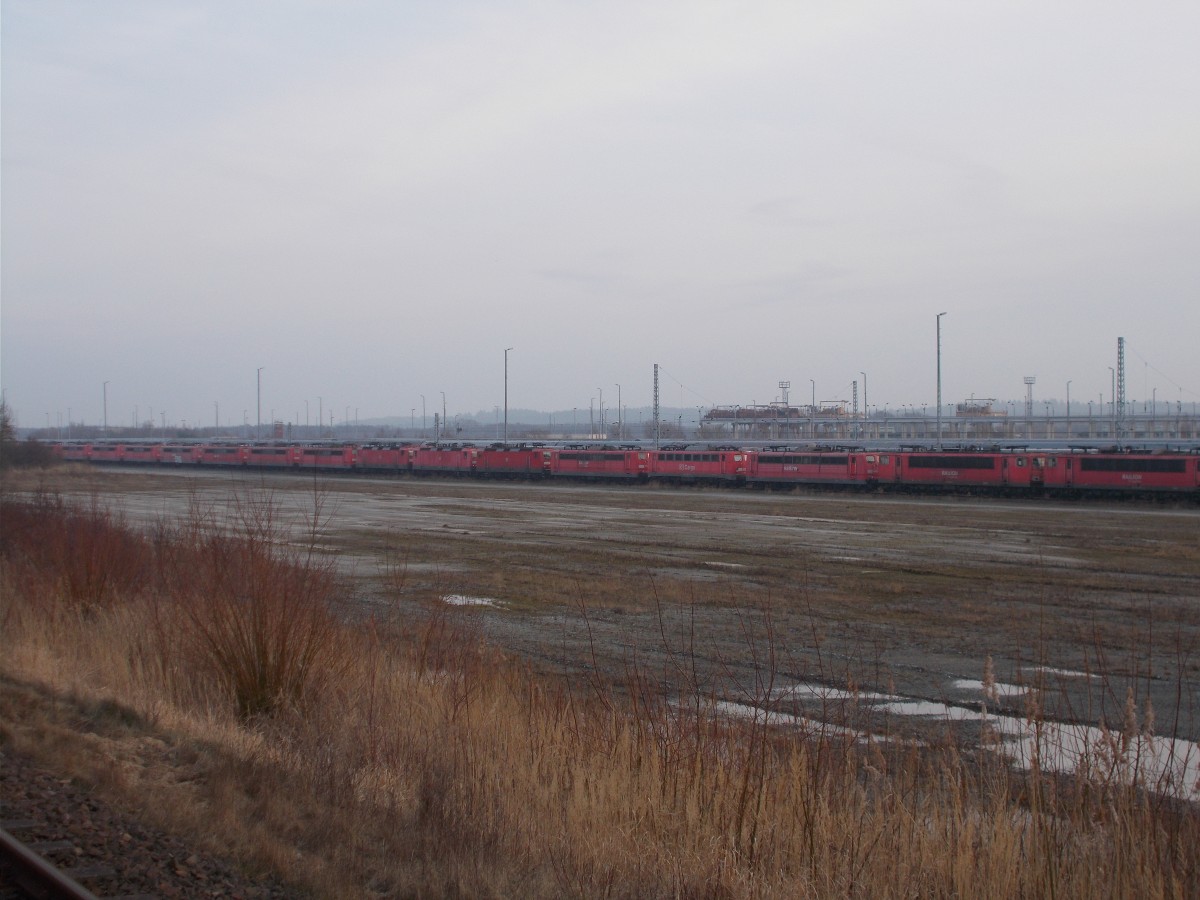 Endlose Schlange von abgestellten 140er,143er,151er und 155er,am 04.März 2016,in Mukran.Aufnahme vom Haltepunkt West aus.