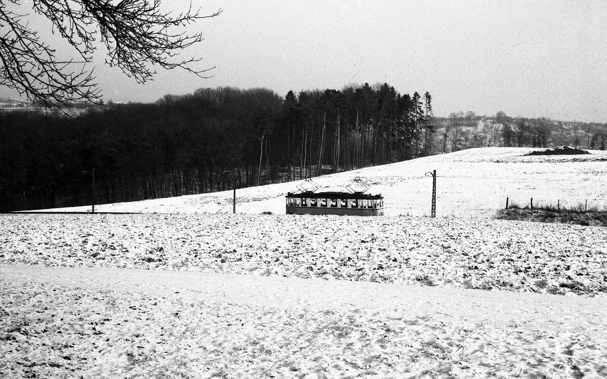 END__Nach links senkt sich die Strecke schon allmählich hinab ins Körschtal bei Scharnhausen.__29-12-1976
