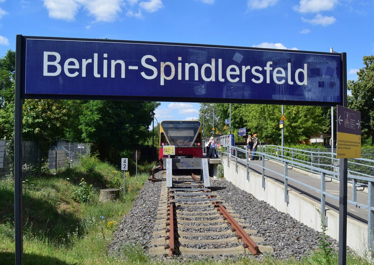 Endstation Berlin Spindlersfeld. Ein Zug der Br480 steht als S41 in Spindlersfeld bereit.

Berlin 13.06.2020