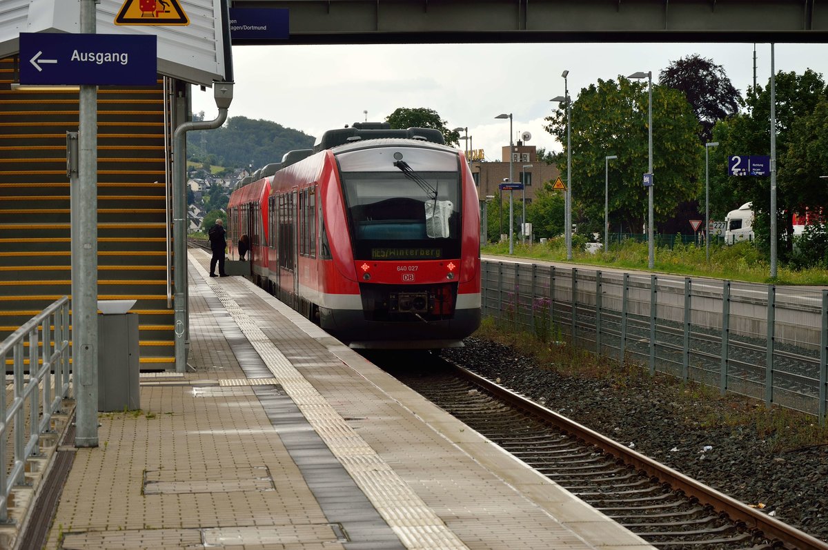 Endstation in Bestwig ist für den RE57 am heutigen Samstag den 2.7.2016, da die Strecke gen Arnsberg gesperrt war. Hier ist am so eben eingefahren Zug als Schlußfahrzeug der 640 027 zu sehen.