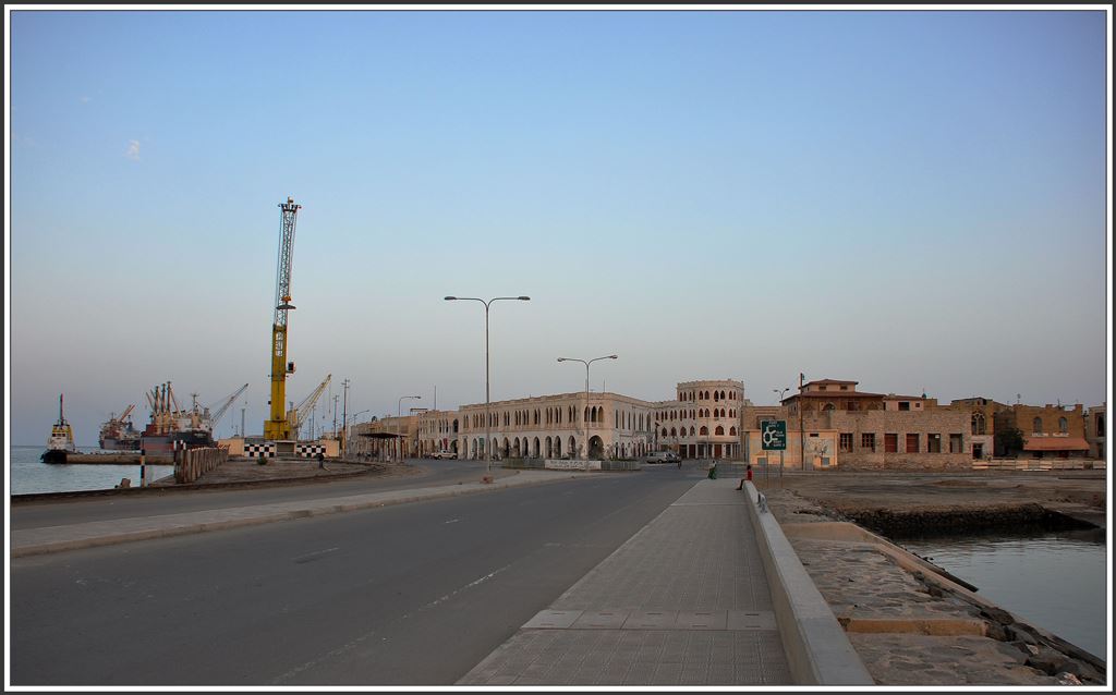Endstation der Eisenbahn ist der Hafen auf der Insel Batse, die über einen Damm mit der Insel Taulud verbunden ist, von welche ein weiterer Damm zum Festland führt. (07.12.2014)