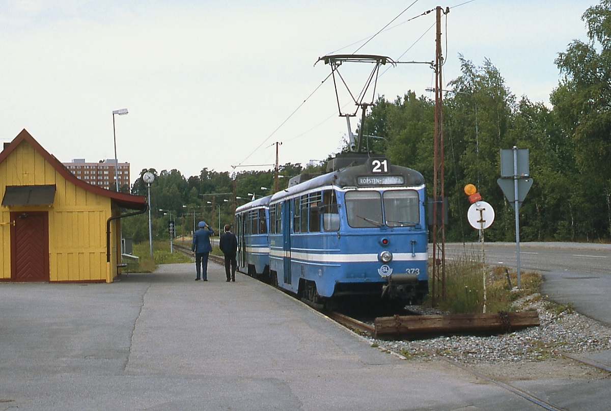 Endstation Gashaga der Lidingöbahn im Juni 1990. Das Zugpersonal wechselt für die Rückfahrt vom Tw 373 in den Steuerwagen. Seit 2000 fährt die Bahn noch ein Stück weiter nach Gashaga Brygga, geplant ist auch, in Ropsten eine Verbindung mit einer in Planung befindlichen Straßenbahn in die Stockholmer Innenstadt herzustellen.