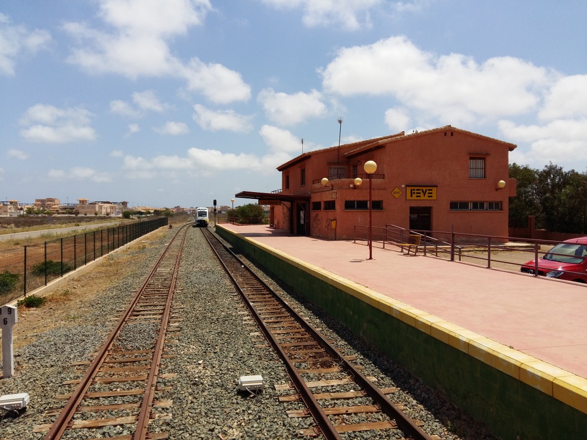 Endstation Los Nietos, nur ein paar Schritte vom Strand. Diese Linie hat Kapspur und verbindet Cartagena mit dem Badestrand in Los Nietos. Foto 5.6.2015 