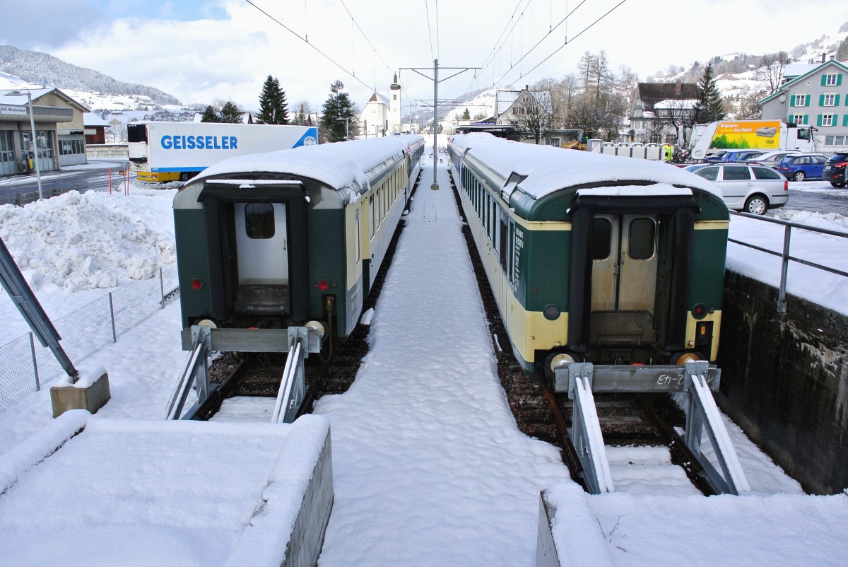 Endstation Nesslau neu St. Johann: Links ABt 50 48 39-35 154-2, rechts B EWI ex. BT 50 48 20-35 357-2, 27.01.2014.