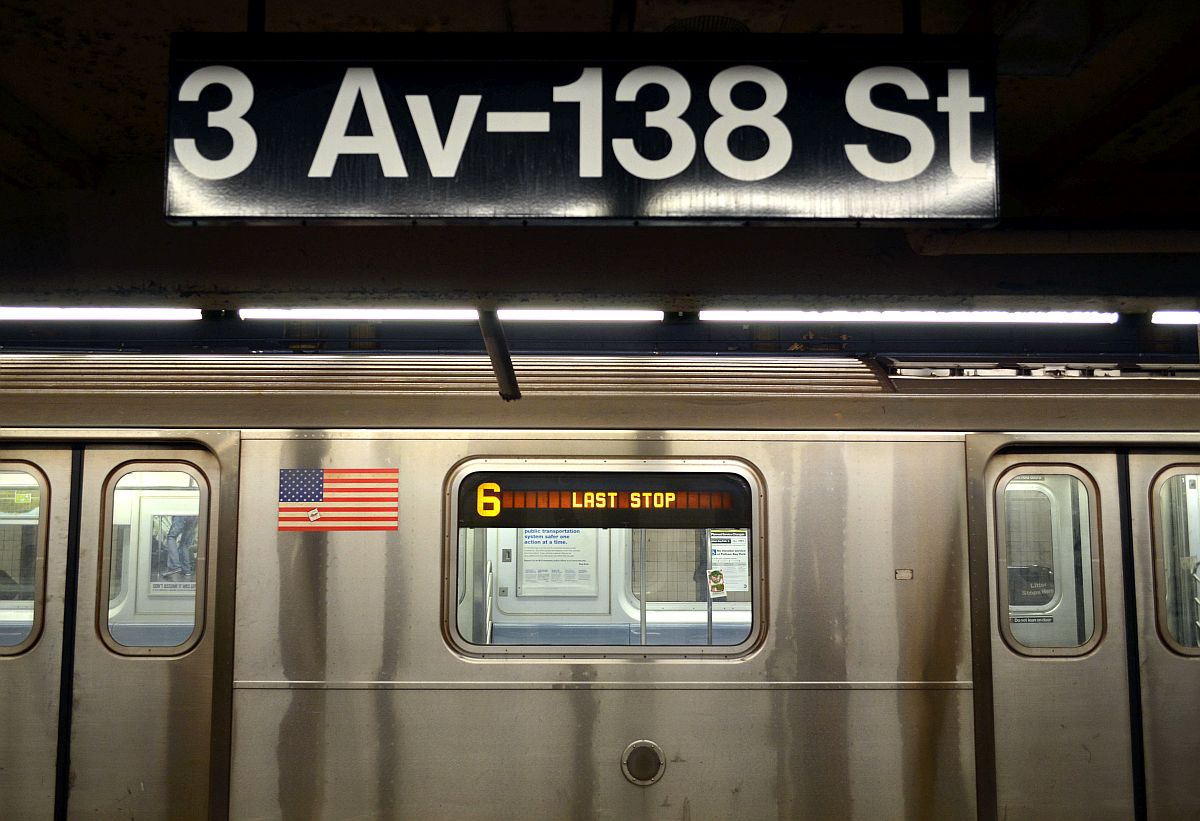 Endstation South Bronx:  3.Avenue-138.Street  der New Yorker Subway-Linie 6. 12.5.2015