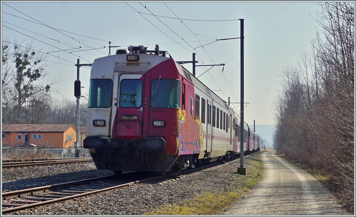 Endstation: der TPF RBDe 567 171 wird nicht mehr gebraucht und steht nun in Sugiez mit weiteren Fahrzeugen auf einem Abstellgleis. Das angebrachte  Geschmiere  habe ich nur zum Teil entfernt, mit der Absicht die traurige Ambiente zu zeigen und trotzdem dem Geschmiere seine Aussagekraft zu rauben. 
10. März 2022
