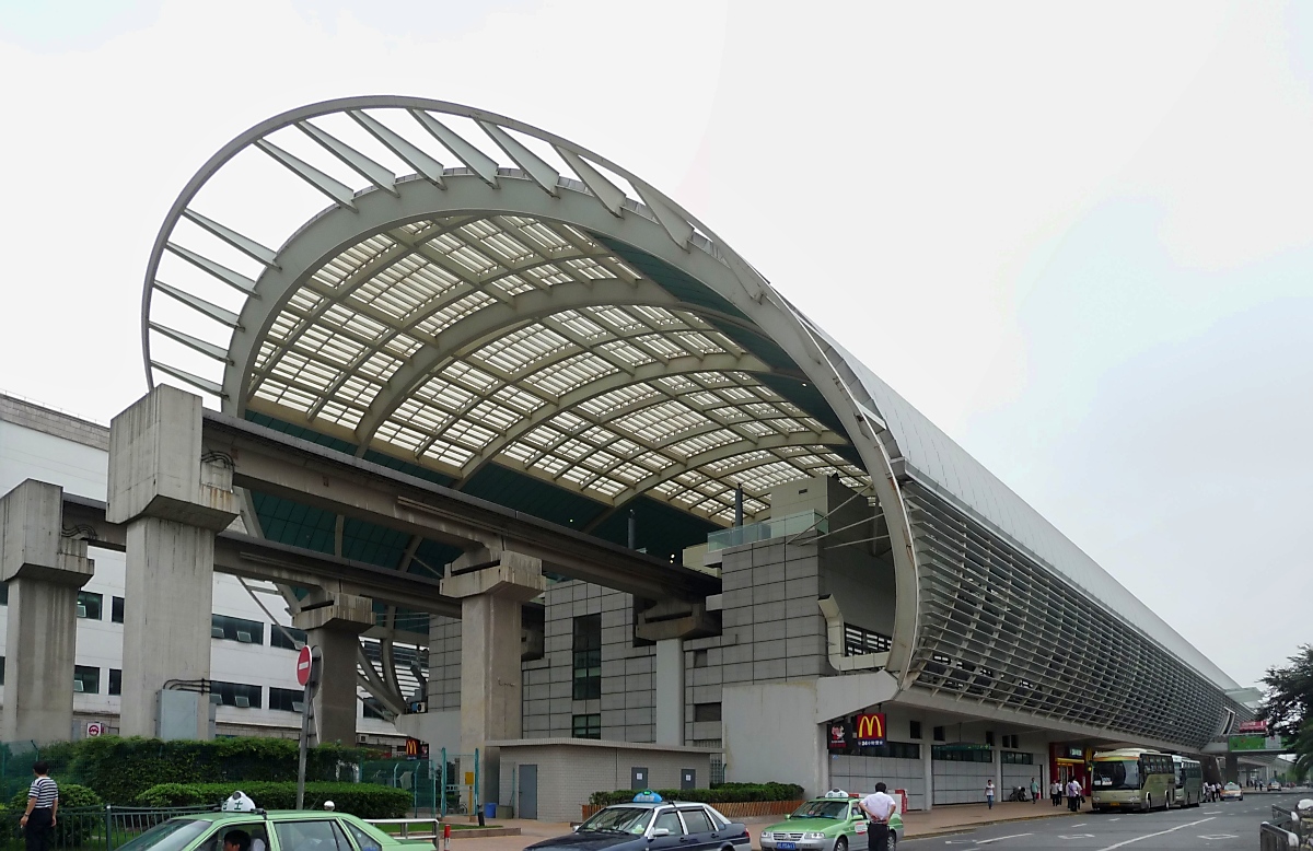 Endstation der Transrapid-Strecke von Pudong nach Shanghai. Panorama-Aufnahme, 14.07.10 
Diese Aufnahme ist so heute nicht mehr möglich, da eine weitere Bahnhofshalle direkt nebendran gebaut wurde.