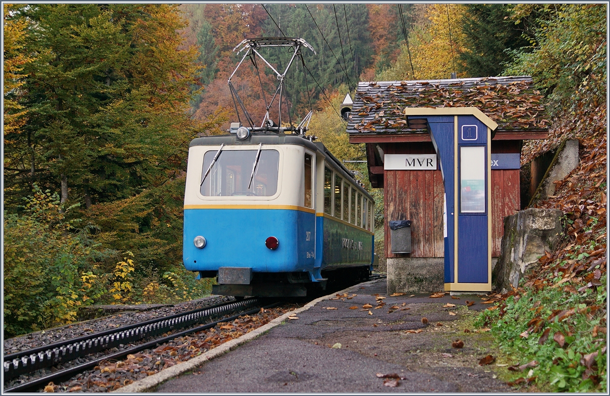 Endstation Tremblex; Eigentlich genügt während der Bau bedingten Unterbrechung zwischen Tremblex und Caux ein Triebwagen für den Plandienst, mit einer Ausnahme: Am Morgen zwischen sieben und acht verschiebt sich der Takt um eine halbe Stunde, so dass für den Zug  3357 (Montreux ab 8.17) ein zweiter Triebwagen benötigt wird, da der um 7.44 in Montreux Richtung Caux abgefahrene erst wieder um 8.41 in Montreux eintrifft. 
Für diesen zweiten Umlauf Montreux (Zug 3357)- Tremblex und Leerfahrt nach Montreux zurück wird planmäßig der Bhe 2/4 207 eingesetzt. 
Leider endet der Einsatz, da ab dem 31. Okt. bis 20 Nov. (Bauphase 2) die gesamte Strecke Montreux Caux gesperrt sein wird.
29. Okt. 2016
