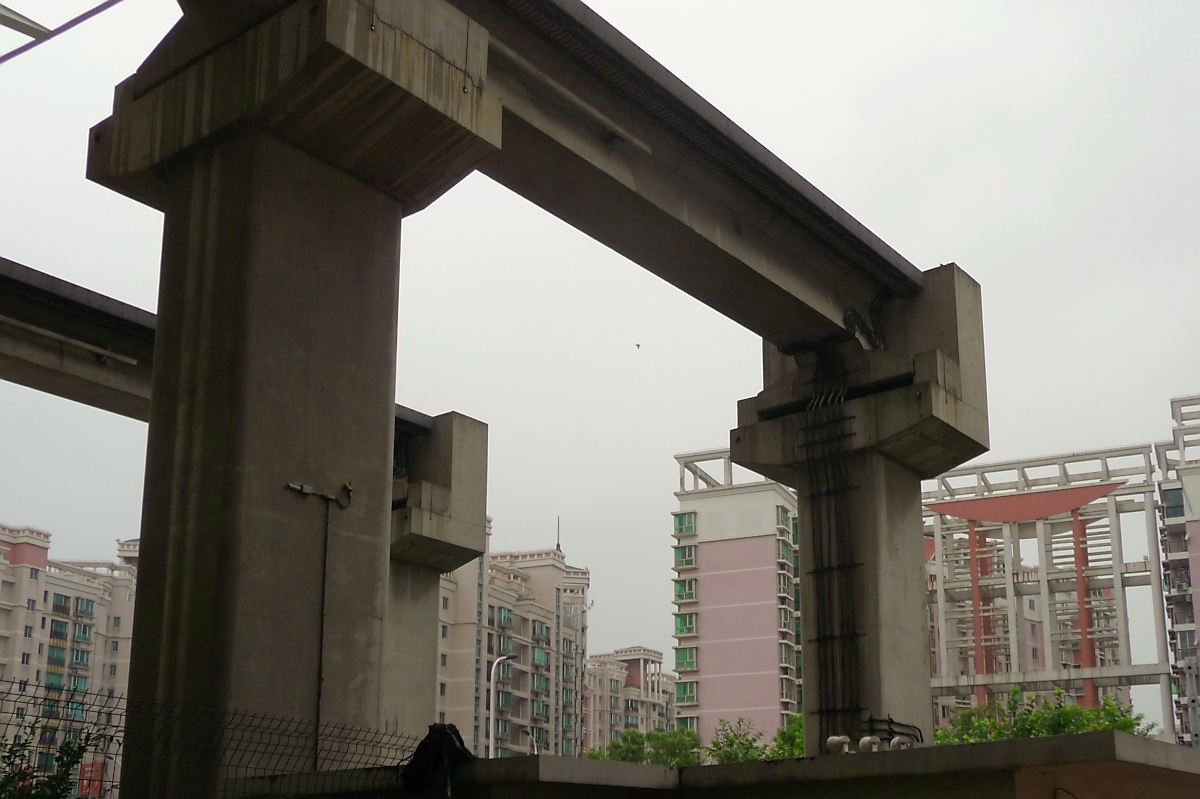 Endstation - der Verlängerung der Strecke aus Pudong stehen diese Hochhäuser im Weg. Shanghai , 14.07.10