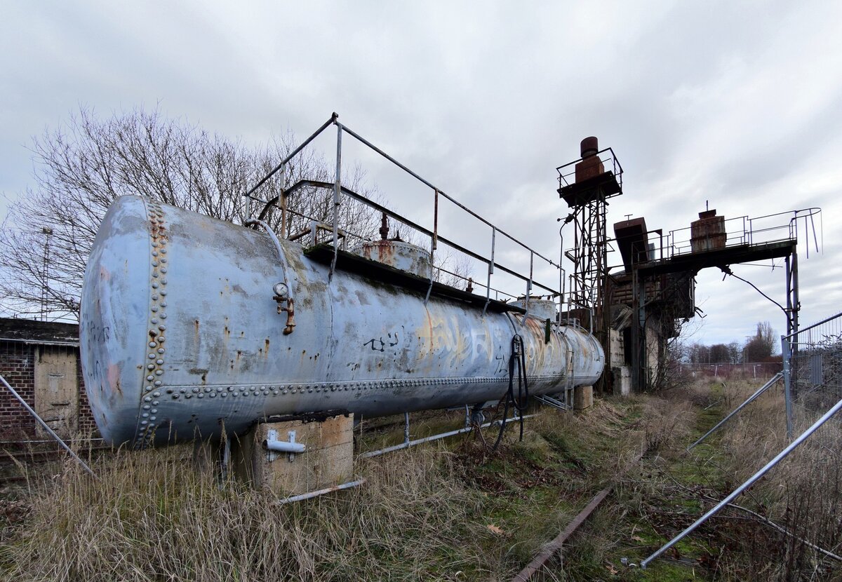 Endzeitstimmung. Da feststand dass das Gelände an CAF verkauft wurde, stand das Betriebswerk noch auf der To-Do Liste. Am 7.1.2023 hatte ich dann die Gelegenheit das BW Gelsenkirchen Bismarck zu besuchen. Für den nötigen Druck der Besandungsanlage sorfte einst dieser noch genietete Druckluftkessel.

Gelsenkirchen 07.01.2023