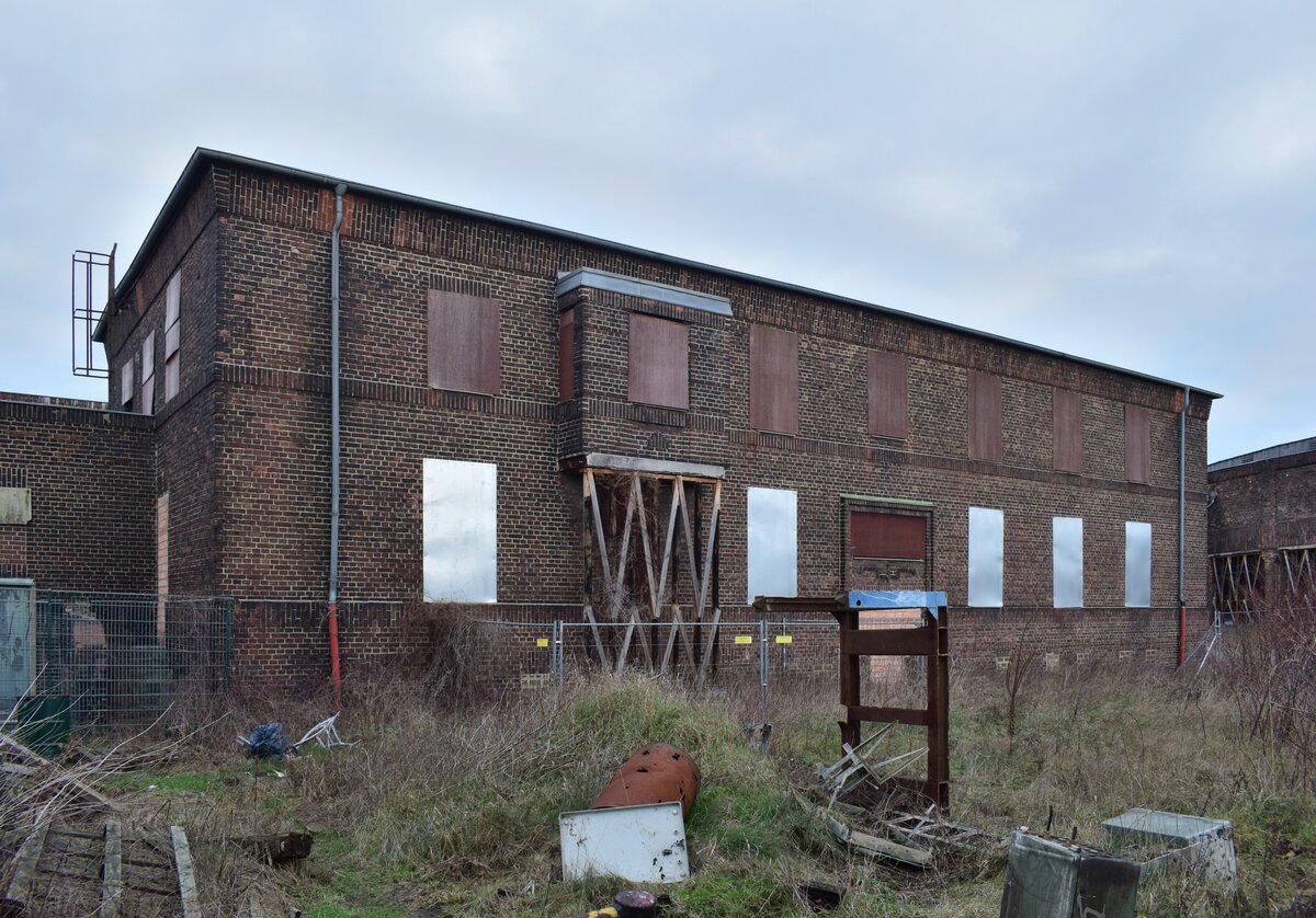 Endzeitstimmung. Da feststand dass das Gelände an CAF verkauft wurde, stand das Betriebswerk noch auf der To-Do Liste. Am 7.1.2023 hatte ich dann die Gelegenheit das BW Gelsenkirchen Bismarck zu besuchen. Die ehemalige Verwaltung hat ihre besten Tage schon lange hinter sich. Man hat das Gebäude komplett verbarrikadiert. 

Gelsenkirchen 07.01.2023