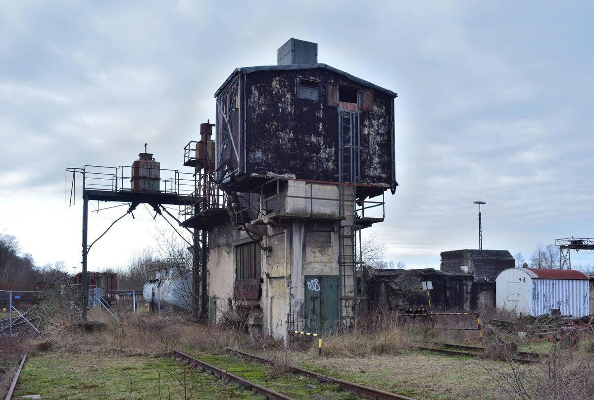 Endzeitstimmung. Da feststand dass das Gelände an CAF verkauft wurde, stand das Betriebswerk noch auf der To-Do Liste. Am 7.1.2023 hatte ich dann die Gelegenheit das BW Gelsenkirchen Bismarck zu besuchen. Blick auf deie ehemalige Besandungsanlage im BW Gelsenkirchen Bismarck.

Gelsenkirchen 07.01.2023