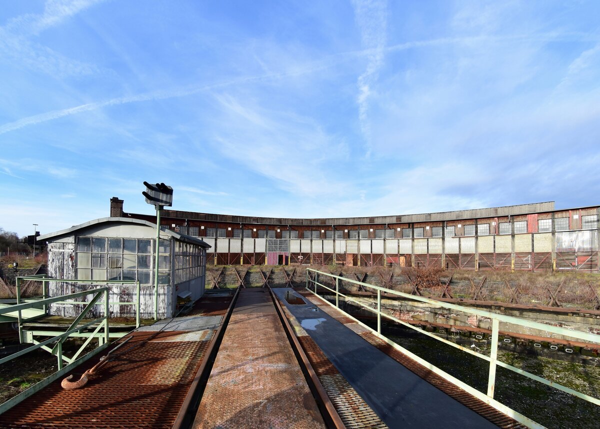 Endzeitstimmung. Da feststand dass das Gelände an CAF verkauft wurde, stand das Betriebswerk nch auf der To-Do Liste. Am 7.1.2023 hatte ich dann die Gelegenheit das BW Gelsenkirchen Bismarck zu besuchen. Blick von der Drehscheibe auf den Ringlokschuppen. Die Drehscheibe ist zur Zeit leider nicht mehr funktionsfähig.

Gelsenkirchen 07.01.2023