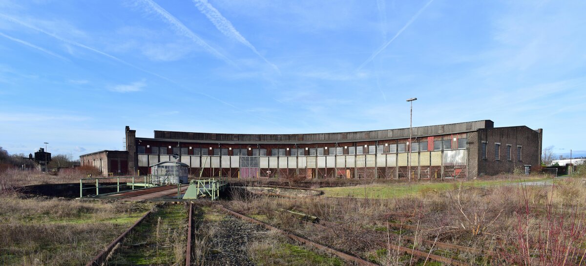 Endzeitstimmung. Da feststand dass das Gelände an CAF verkauft wurde, stand das Betriebswerk noch auf der To-Do Liste. Am 7.1.2023 hatte ich dann die Gelegenheit das BW Gelsenkirchen Bismarck zu besuchen. Panorama Aufnahme vom Ringlokschuppen samt Drehscheibe in Gelsenkirchen Bismarck.

Gelsenkirchen 07.01.2023