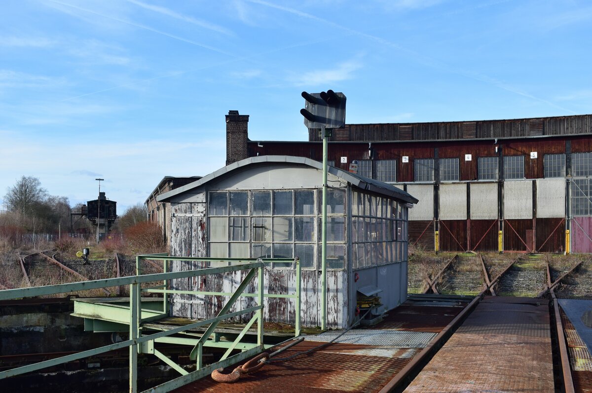 Endzeitstimmung. Da feststand dass das Gelände an CAF verkauft wurde, stand das Betriebswerk noch auf der To-Do Liste. Am 7.1.2023 hatte ich dann die Gelegenheit das BW Gelsenkirchen Bismarck zu besuchen. Blick auf das Drehscheiben Häuschen sogar schon mit Lichtsperrsignal. Die Drehscheibe ist derzeit nicht funktionsfähig.

Gelsenkirchen 07.01.2023