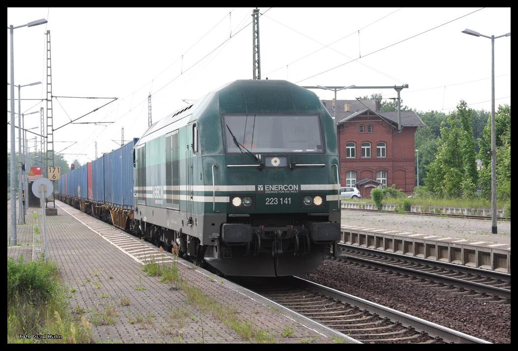 Enercon 223141 durchfährt am 26.5.2016 um 15.28 Uhr mit einem Containerzug Richtung Magdeburg den Bahnhof Eilsleben.
