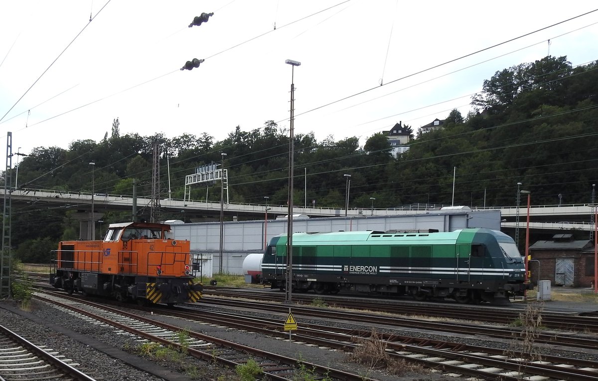 ENERCON-LOK 223 156 UND VOSSLOH-MAK G1700 IM HBF SIEGEN
Gerade am 18.7.2019 aus dem RSX im Hauptbahnhof SIEGEN ausgestiegen,konnte ich
direkt vom Bahnsteig ENERCON-Lok 223 156 an der Dieseltankstelle erwischen....
kurz danach fuhr auch noch MAK G 1700 in Fahrtrichtung BETZDORF....