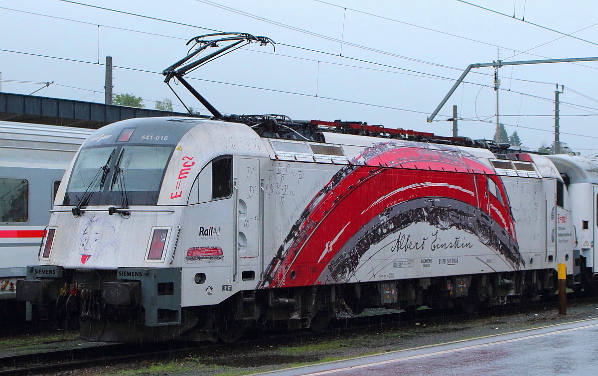 Energie gleich Masse mal (Licht-)Geschwindigkeit zum Quadrat: Die  Einsteinlok  541-016 mit der berühmten Formel und einem Portrait des Entdeckers an der Lokfront am 10.08.2016 im Villacher Hauptbahnhof