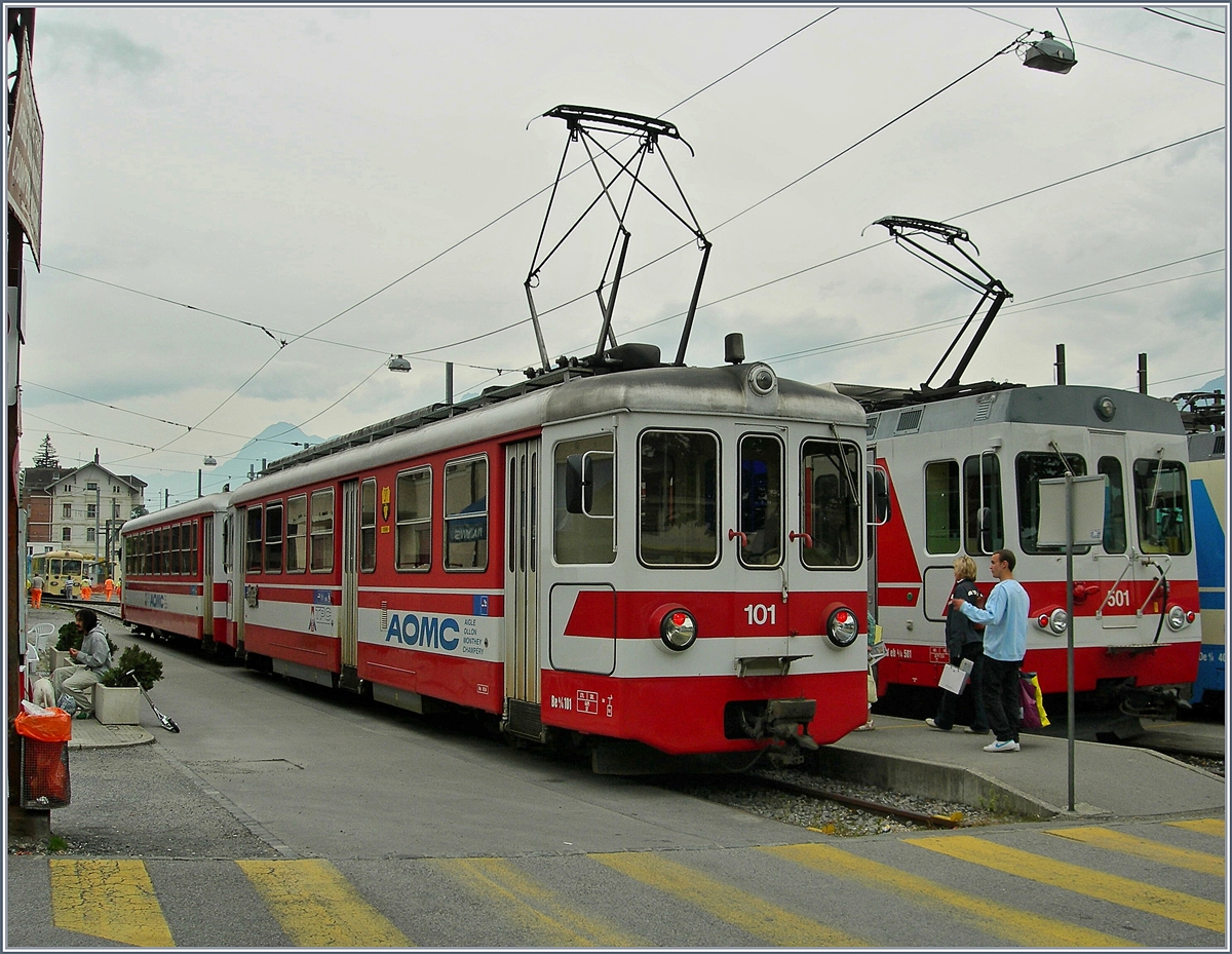 Eng ging es auf dem Bahnhofplatz von Aigle bis letzten Herbst zu: auf kurzen, in den Bahnhofplatz eingelassen Gleisen und ohne Bahnsteige fuhren die TPC Züge nach Les Dialblerts, Leysin und wie hier im Bild nach Champéry.
 14. September 2006. 