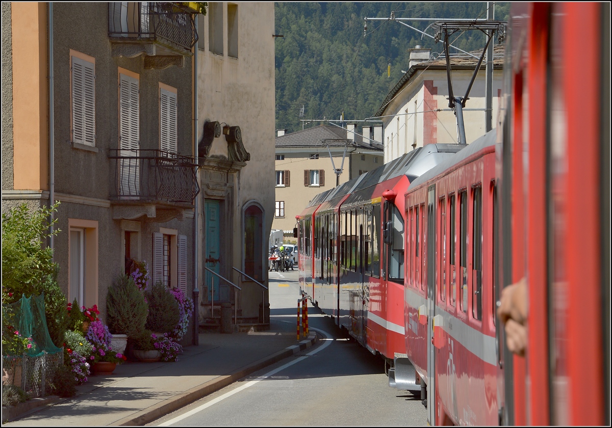 Eng ist's im Puschlav. Da müssen die Autofahrer schon mal warten, bis der Zug durchgefahren ist oder gar noch gehalten hat. La Prese, August 2015.